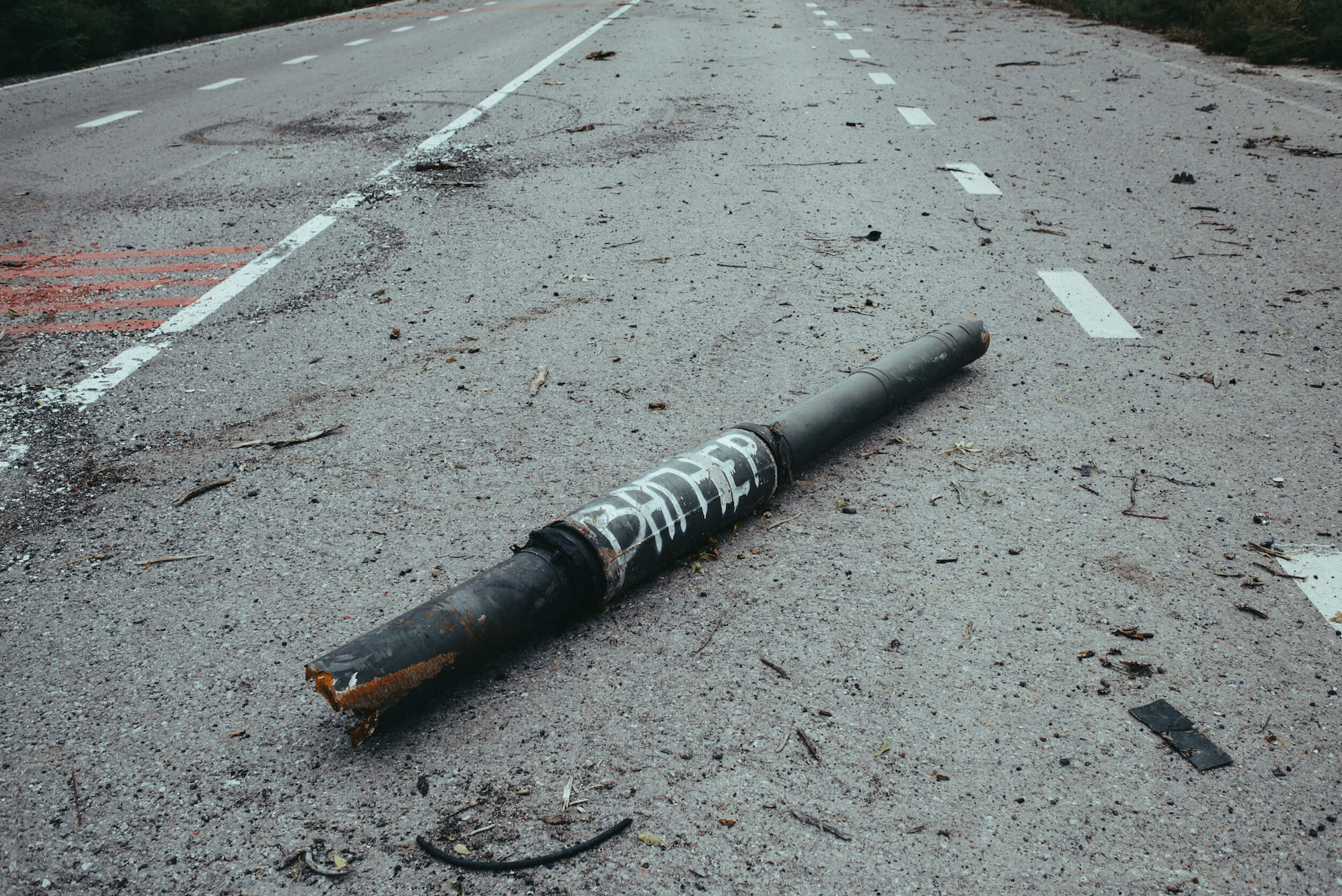 Highway from Kharkov to Izyum, Russian destroyed tank on the muzzle of which is written WAGNER. Знищений російський танк, на дулі якого написано WAGNER. Траса Харків-Ізюм