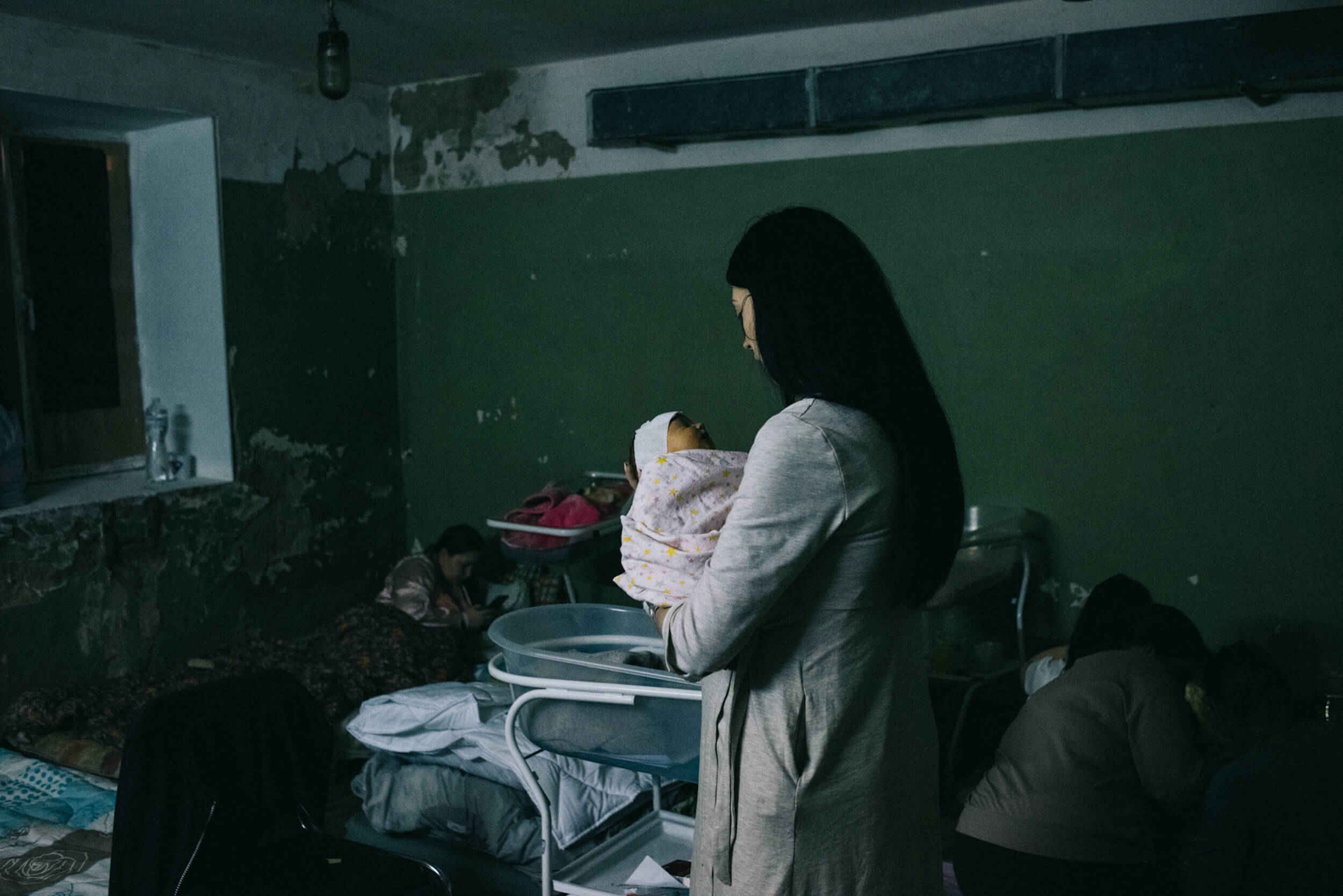 The Kiev maternity unit was forced to move completely to the basement of their hospital, after the destruction of the house next to them. Kyiv, 2 March, 2022 Київське пологове відділення повністю переїхало до підвалу лікарні після того, як було зруйновано сусідній будинок. Київ, 2 березня